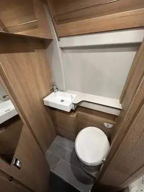 Baño de lujo camper con ducha de agua caliente