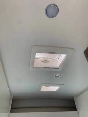 Claraboya panorámica Maxxfan con ventilador de extracción en techo camper